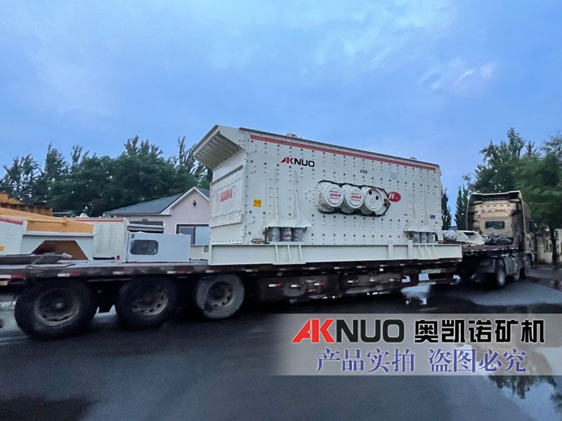 大型耐用高產振動篩發往江西